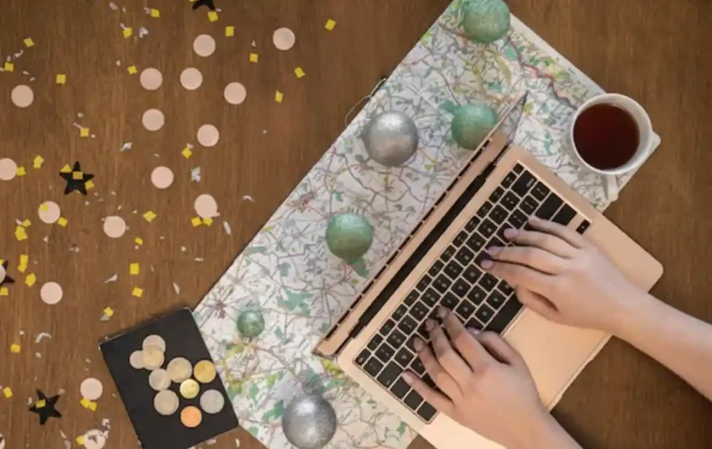 chelovek-za-noutbukom